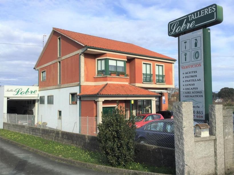 Fachada del taller Talleres Lobre en Vilanova de Arousa
