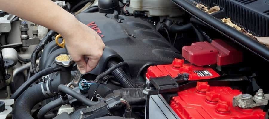 Profesionales reparando un coche en Vilanova de Arousa