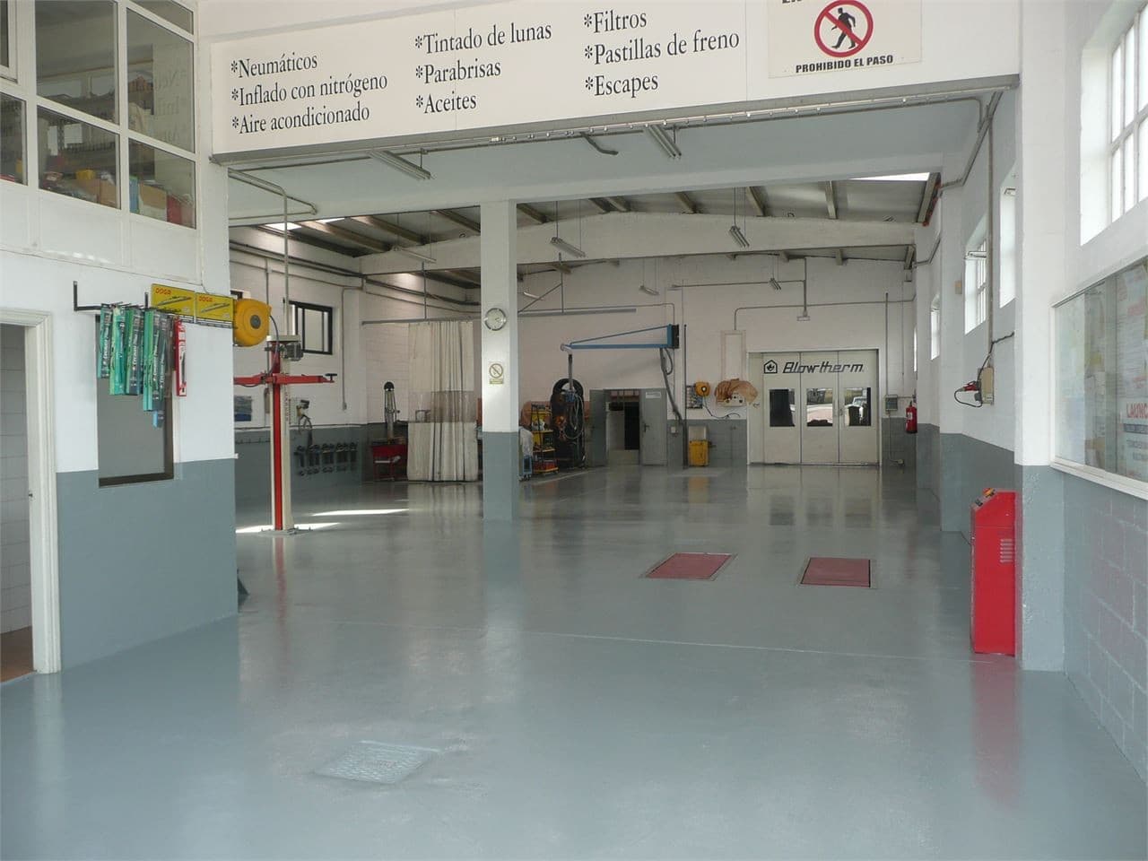 Instalaciones del taller mecánico Talleres Lobre en Vilanova de Arousa